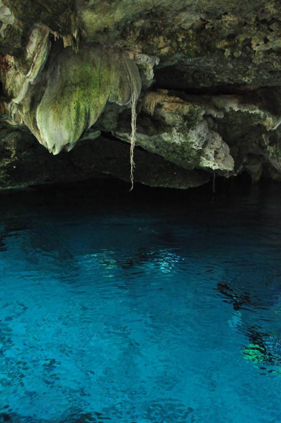 O belo cenote Dos Ojos, em Tulum, na costa caribenha do Yucatán, no México